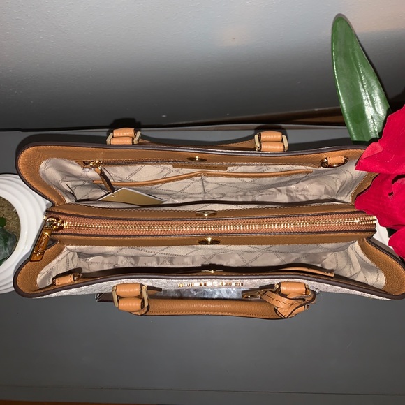 New Large Camille Micheal Kors bag - Picture 4 of 7